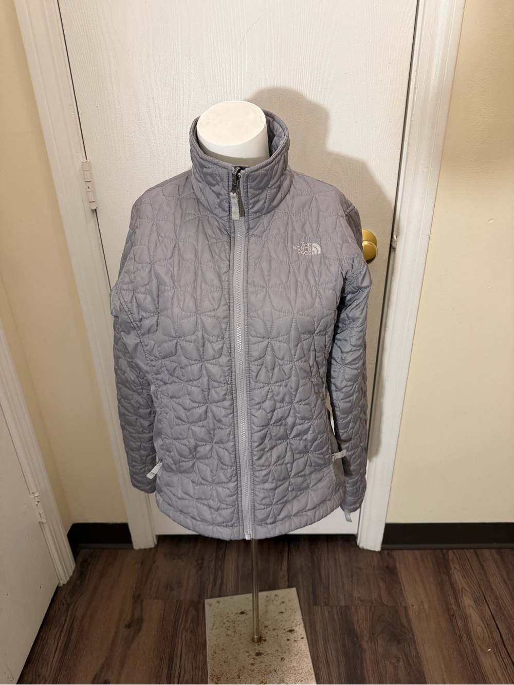 The North Face Quilted Jacket Coat Lightweight Full Zip Silver Pockets Women’s M